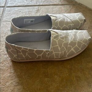 TOMS Gray Giraffe Print Women's Shoes